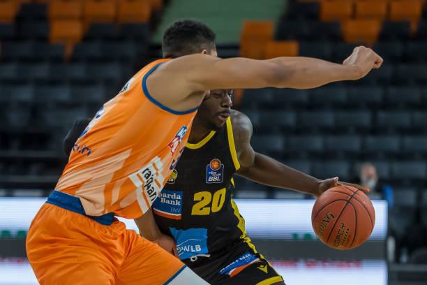 力的年轻小 力的年轻小